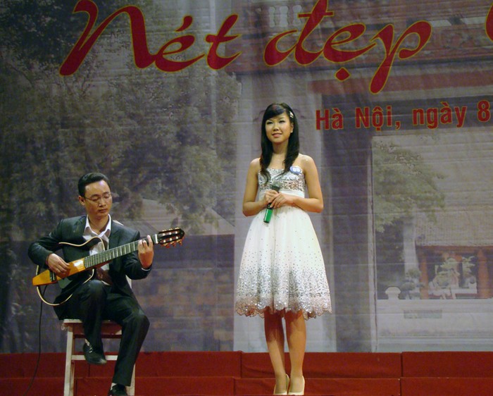 Khánh Linh với bài hát Đồng Thoại song ngữ Anh - Trung thực sự chiếm được cảm tình của khán giả và ban giám khảo